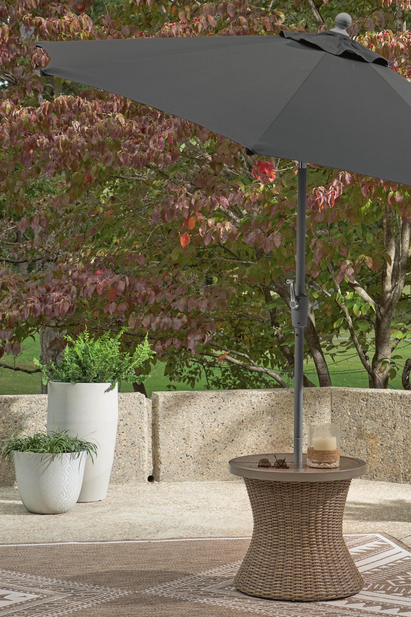 Laguna Heights Round End Table w/UMB OPT